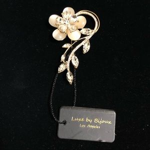 !BRAND NEW! Beautiful Flower Brooch